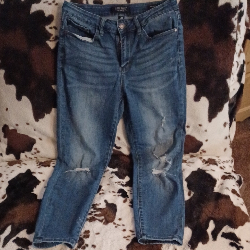 Judy Blue Distressed Ankle Cropped Blue Jeans, Stretch.